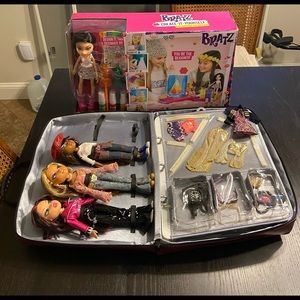 Bratz Bundle,(4)dolls 👭👭Total(1)NIB design kit,(1)EUC carry case,(3)EUC dolls